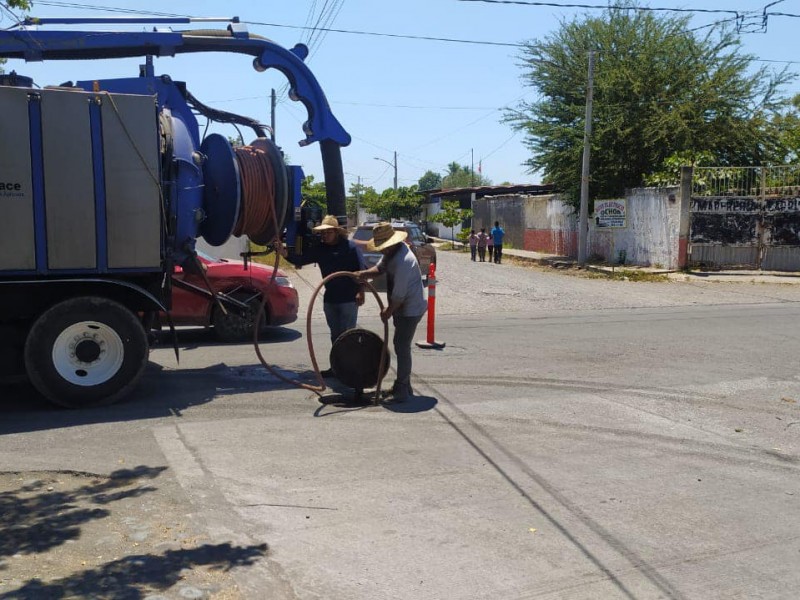 Desazolvan drenajes de colonias tecomenses para evitar taponamiento por lluvias