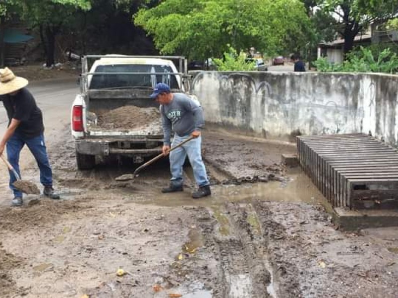 Desazolvan vado y canaleta de colonia Punta Chica Manzanillo