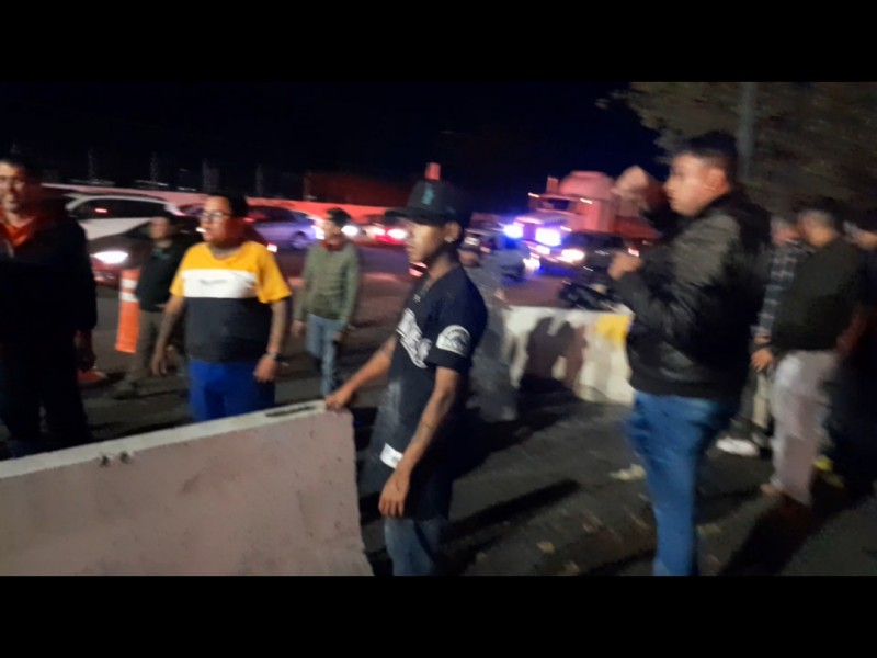 Desbloquean vecinos retorno en libramiento de Morelia.