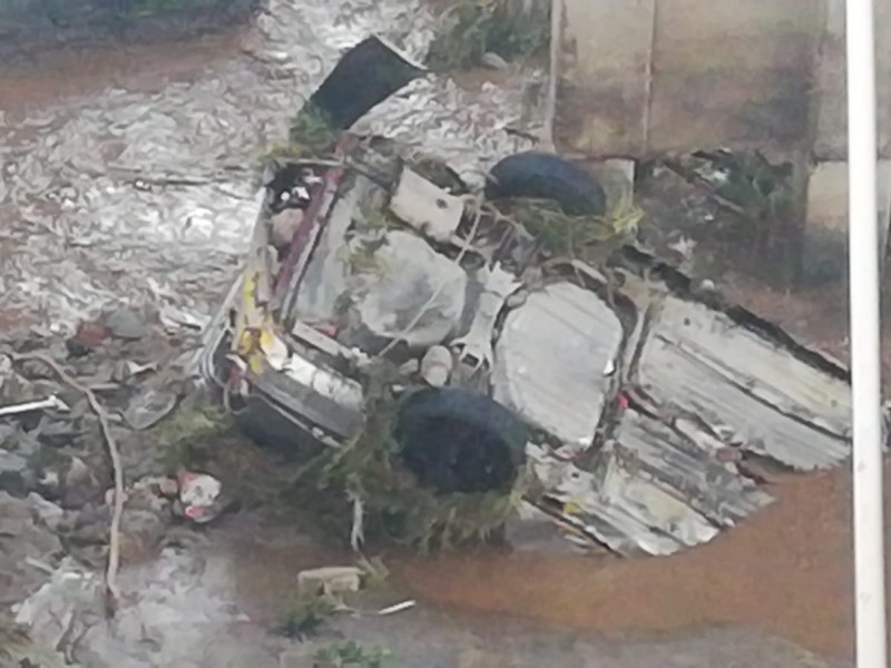 Desborda arroyo Santiago en Manzanillo; inunda viviendas y arrastra vehículo