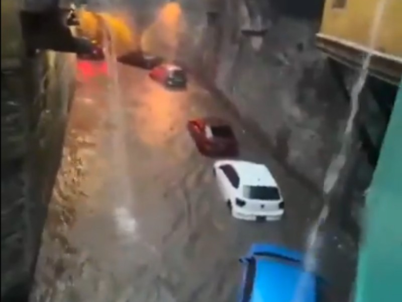 Desborda presa San Renovato tras intensa lluvia en Guanajuato capital
