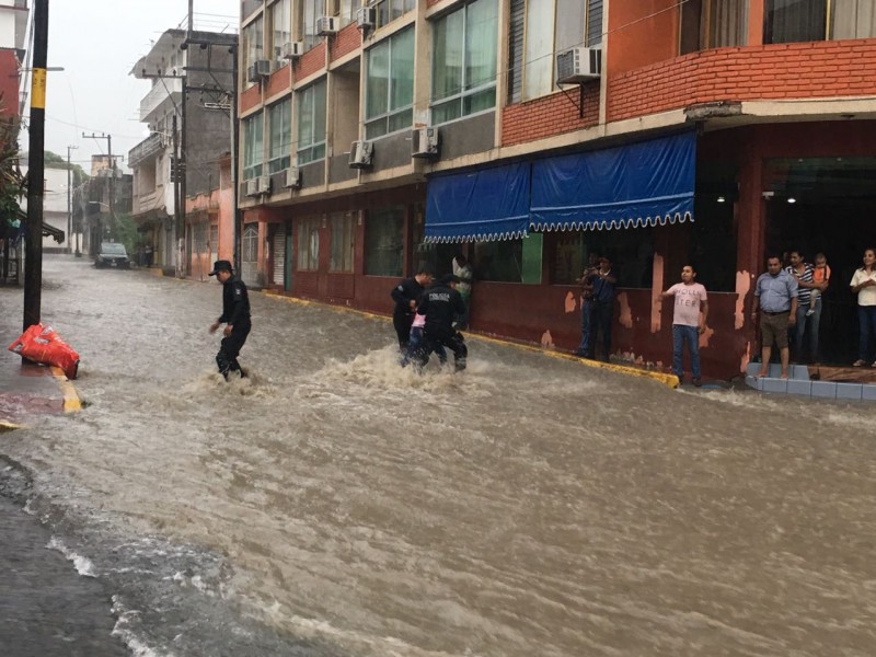 Desbordamiento de arroyo, afecta calles de Papantla