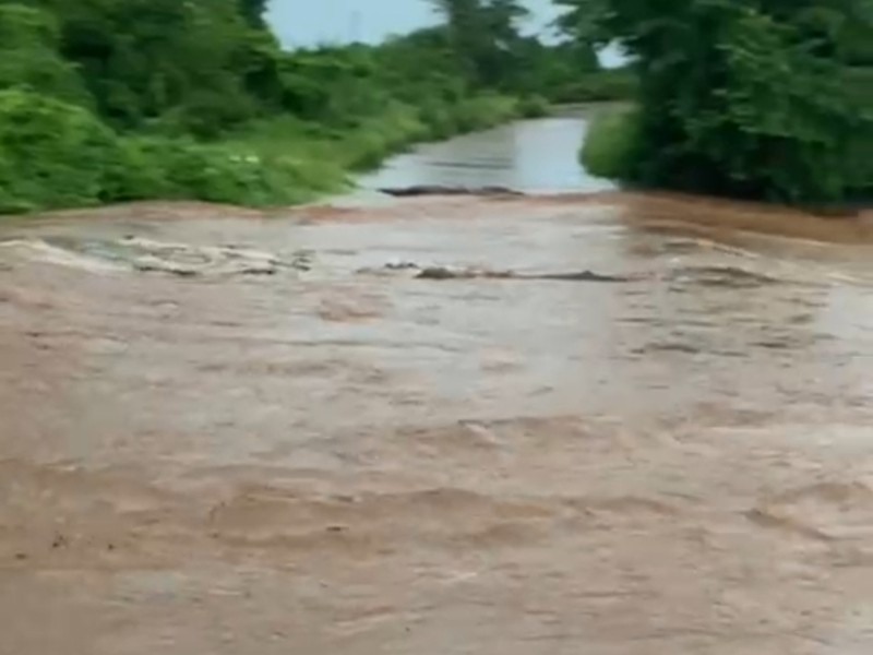 Desbordamiento de Arroyo Bloquea Carretera en la Zona Sur de Sinaloa