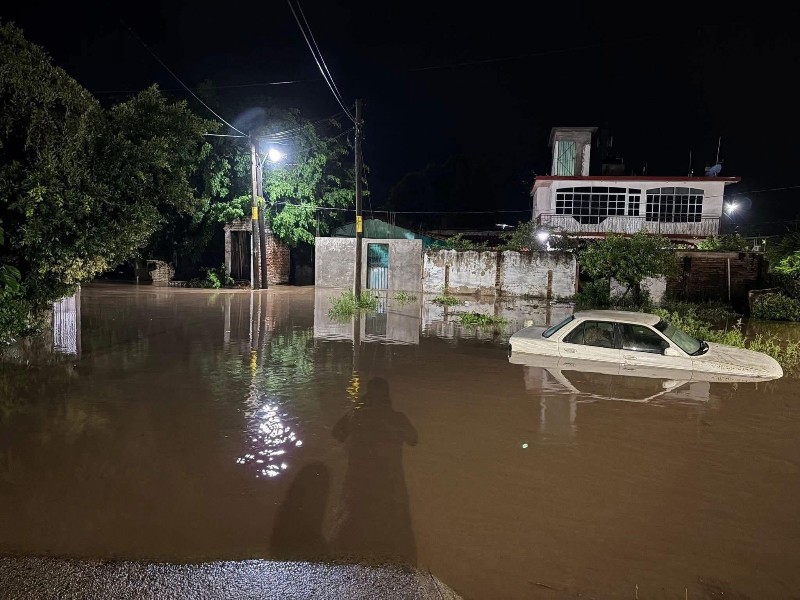 Desbordamiento de arroyo inunda viviendas y autos en Bajos del Ejido