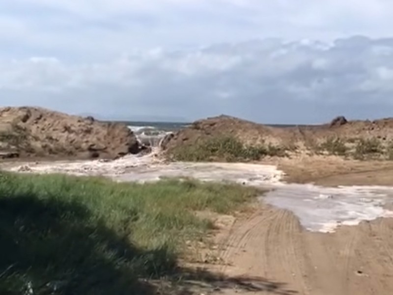 Desbordamiento de bordo de contención en Puerto San Carlos