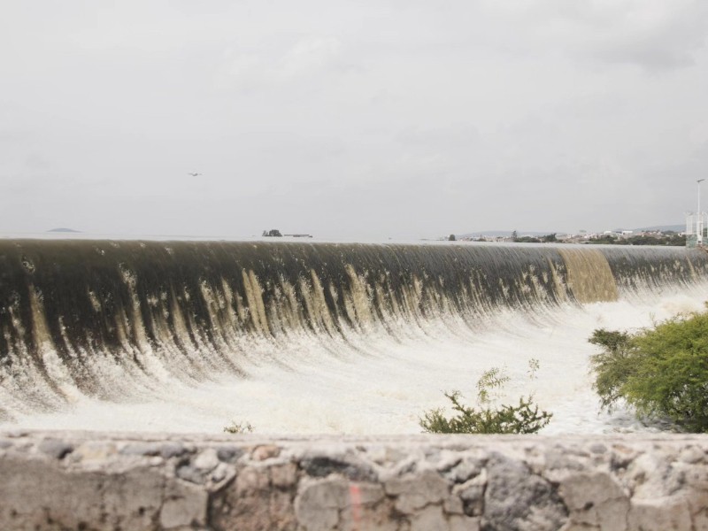Desbordamiento de presa Centenario causa inundaciones en Tequisquiapan