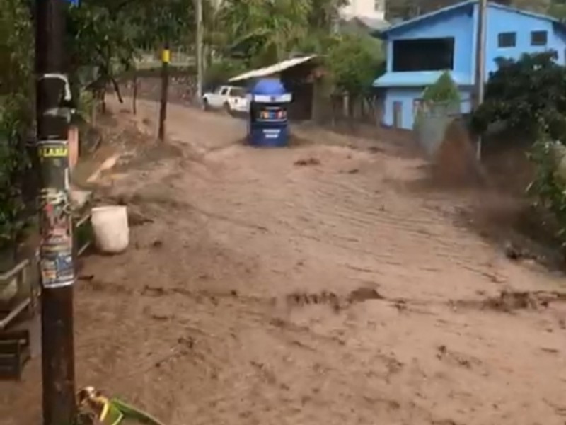 Desbordamiento de río deja daños en 5 casas de Etúcuaro