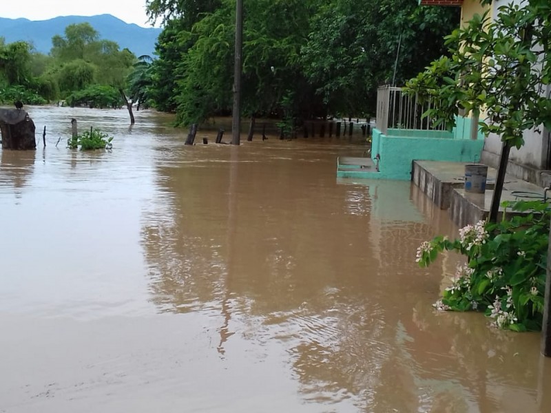 Desbordamiento de ríos afecta comunidades en Nayarit