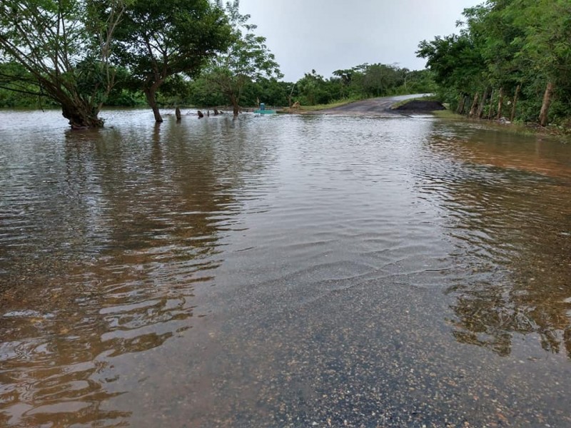 Desbordamiento de ríos en Chinameca, deja zona serrana incomunicada