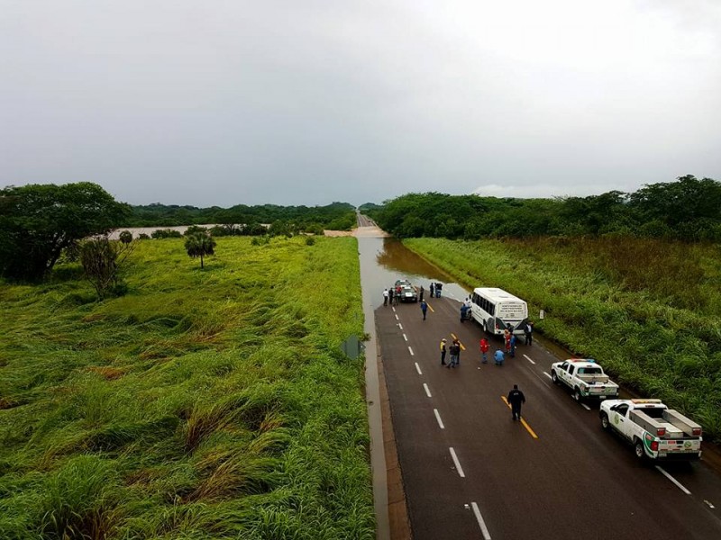 Desbordamiento de ríos obligó a cierre de caminos