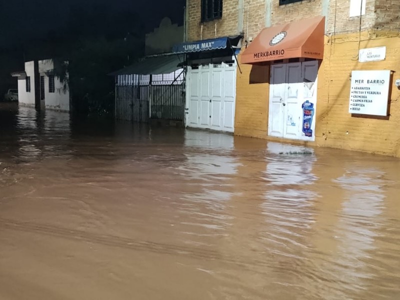 Desbordamientos de ríos causan inundaciones en tres municipios