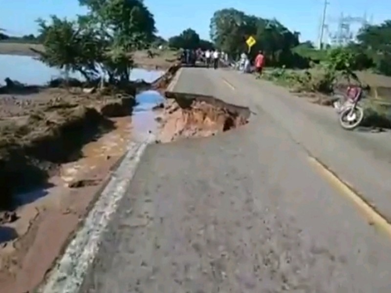 Desbordamientos destrozaron carretera Tuxpan - Peñas