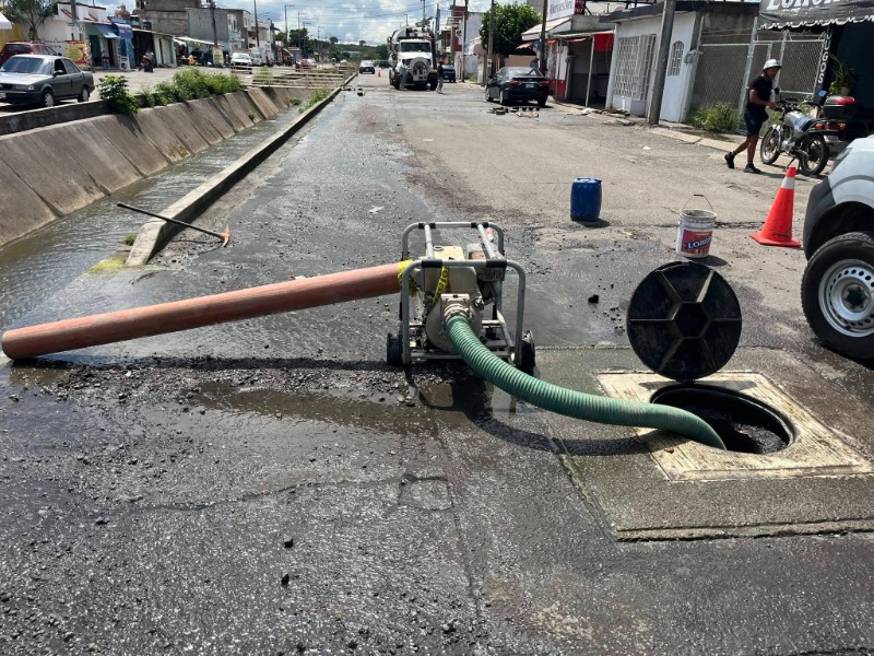 Desborde de aguas negras afecta casas y negocios en La Cantera