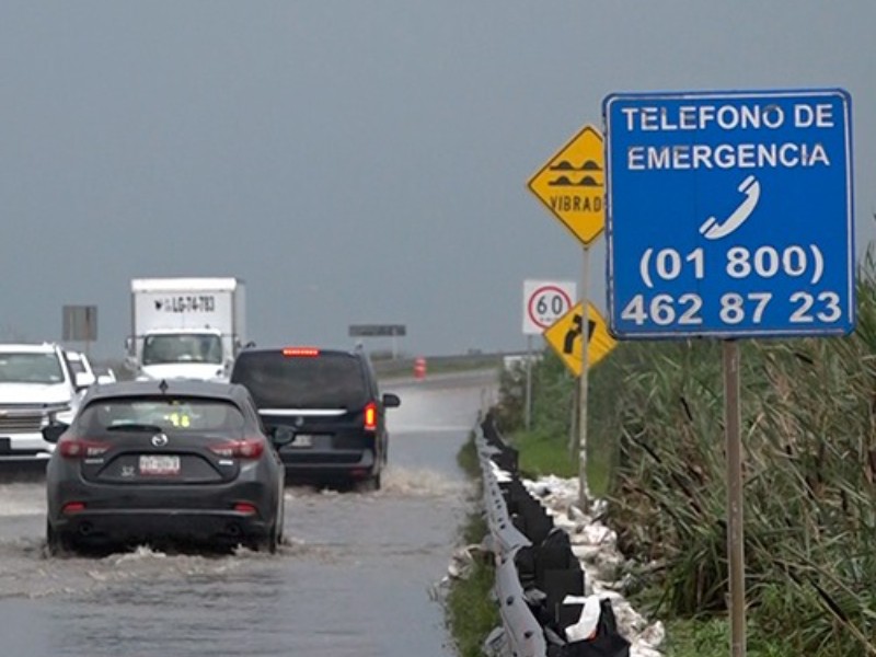 Desborde de ciénegas y río Lerma afecta la autopista Lerma-Tenango