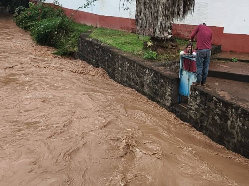 Desbordes e inundaciones en Jacona y Zacapu
