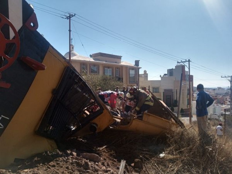 Descarrilamiento de grúa en vías del tren