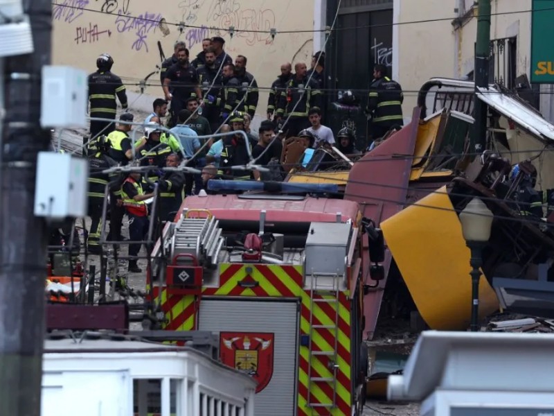 Descarrilamiento de un funicular en Lisboa, Portugal deja varios muertos