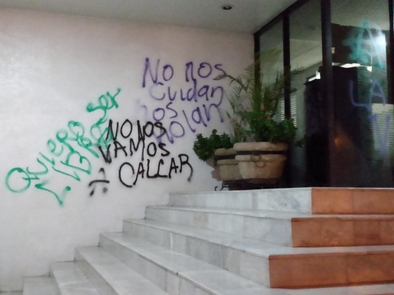 Descartan denuncia por grafitis en el Congreso
