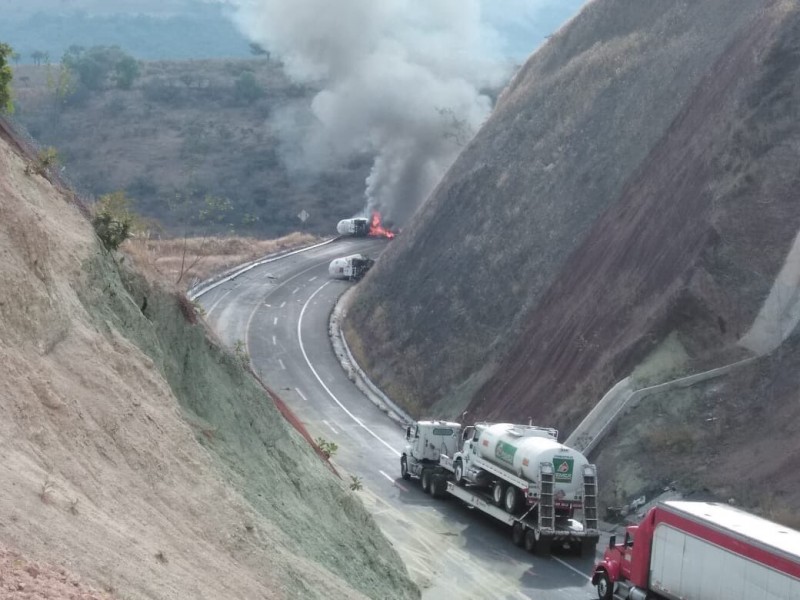 Descartan fuga de material transportado en pipa volcada