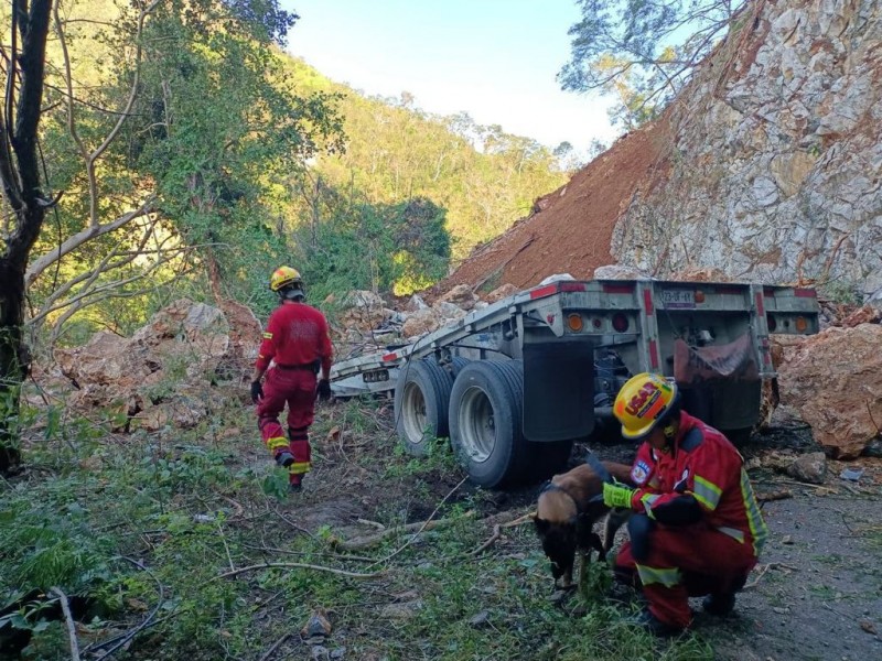 Descartan más muertes por derrumbe en carretera