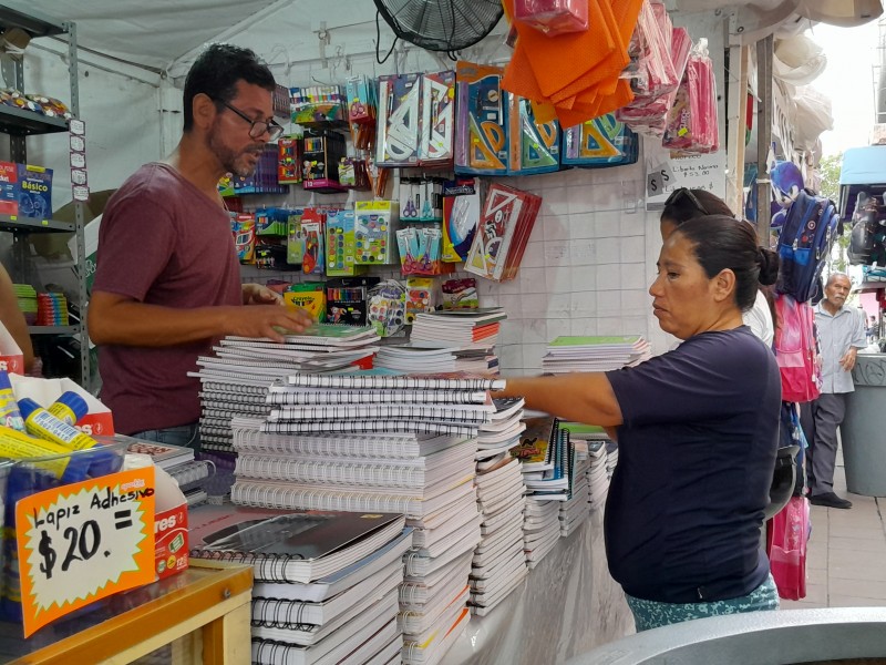 Descartan padres de familia que escuelas condicionen compra de útiles