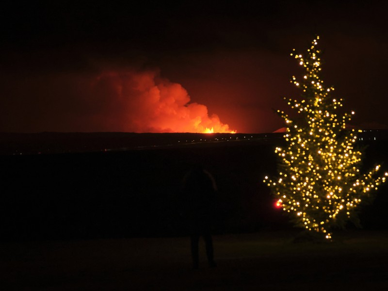Descartan riesgos para poblaciones en Islandia tras erupción volcánica