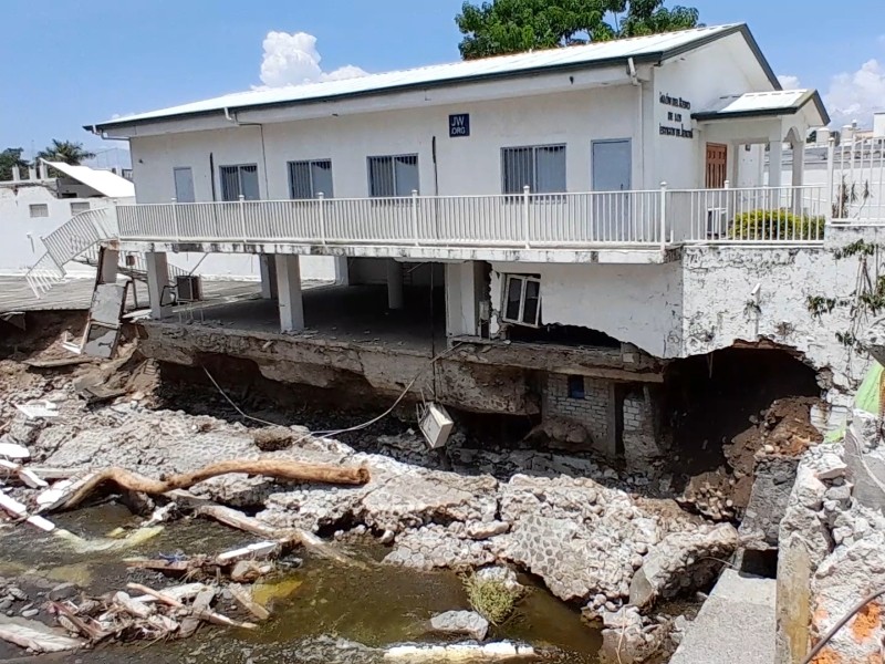 Desconocen autoridades cuántos inmuebles están por derrumbarse por corriente del río Colima