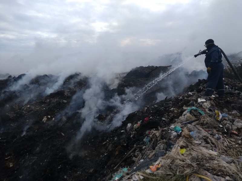 Desconocen causas que provocaron incendio del basurero municipal