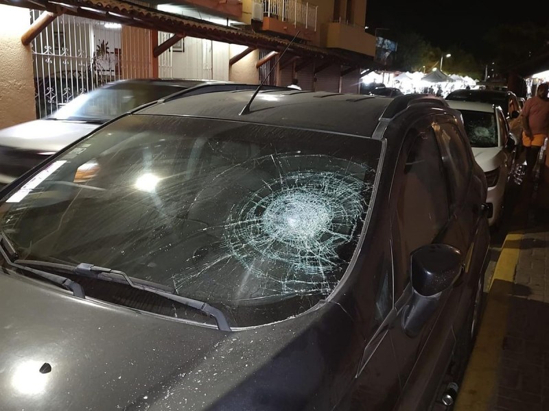 Desconocidos rompen al menos 14 parabrisas en centro de Zihuatanejo