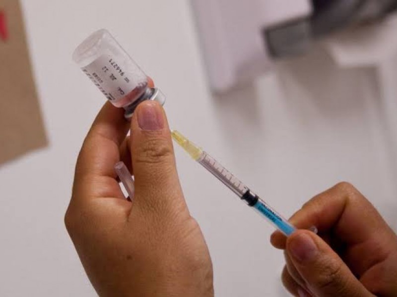 Descontento por vacunación para menores, limitan 50 dosis por día