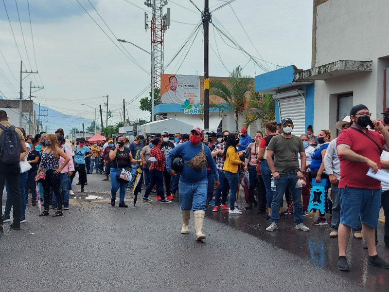 Descontrol e inconformidad en vacunación en Xalisco