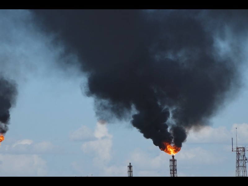 Descontrol en Refinería emana nube de humo negro