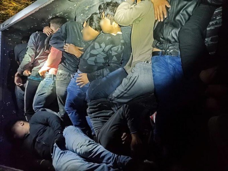 Descubren 11 migrantes indocumentados en cajuela de auto