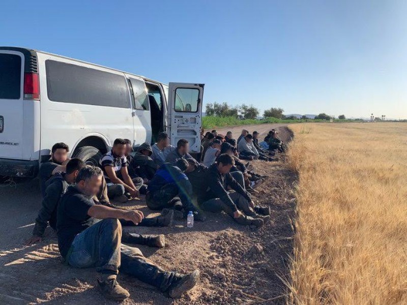 Descubren a 33 migrantes indocumentados en camioneta