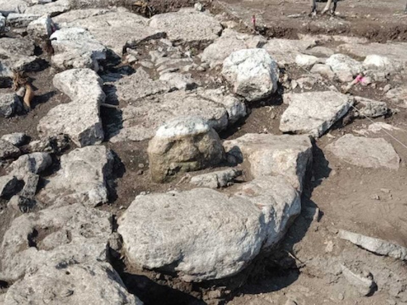 Descubren escultura misteriosa bajo las obras del Tren Maya