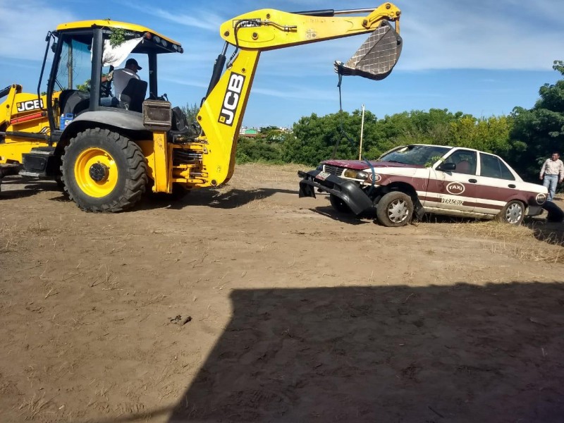 Descubren taxi dentro de la Laguna del Encanto