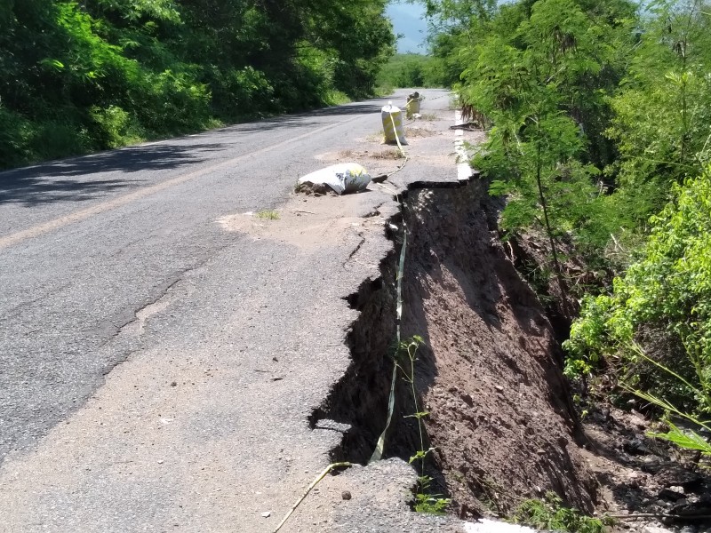 Desde 2019 no se reparan socavones en carretera Ixtlahuacán-Las Conchas