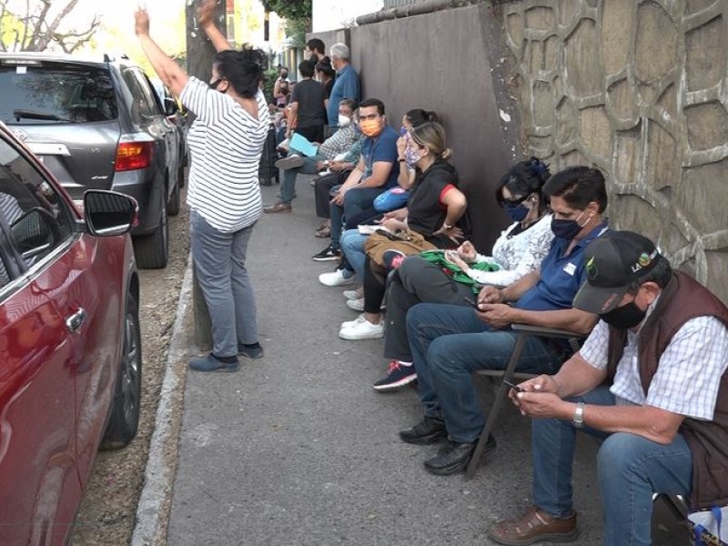 Desde este jueves hay largas filas para vacunación en Guadalajara