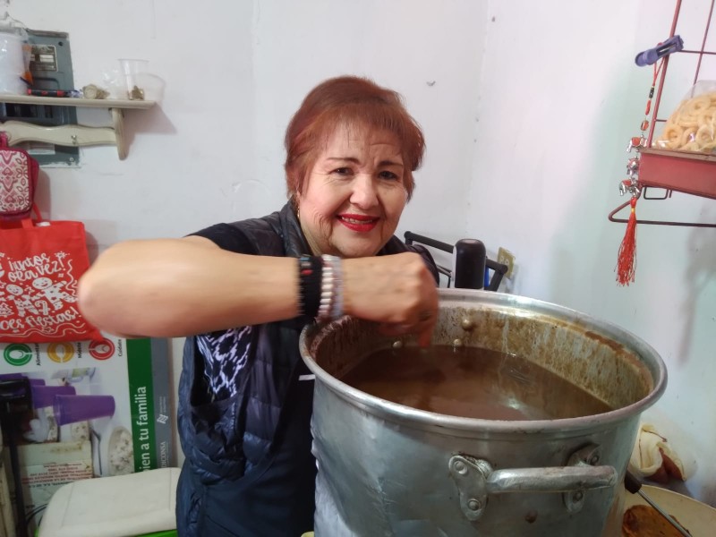 Desde hace 51 años, Leyda Molina prepara champurrado