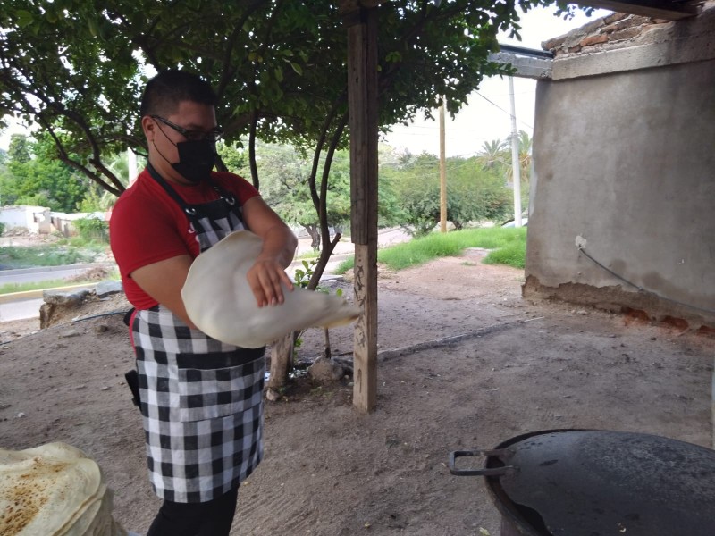 Adrián prepara hasta 1 mil 800 tortillas grandes a diario