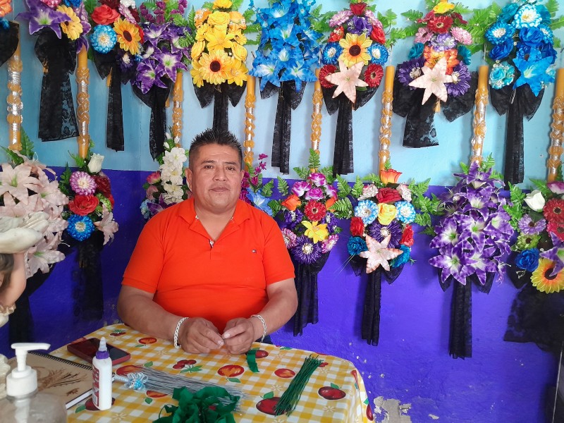 Desde septiembre arrancó producción de cirios adornados artesanales en Chilac