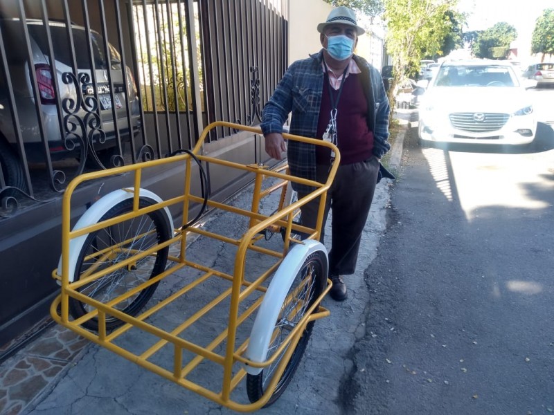 Desde Tucson le regalan triciclo a Don Mario Búrquez