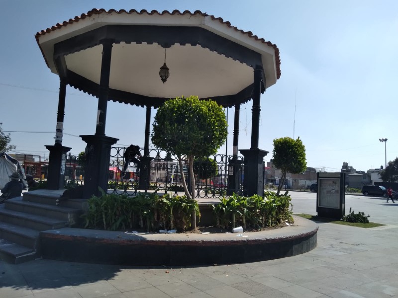 Desechan basura en jardines de plaza cívica en Toluca