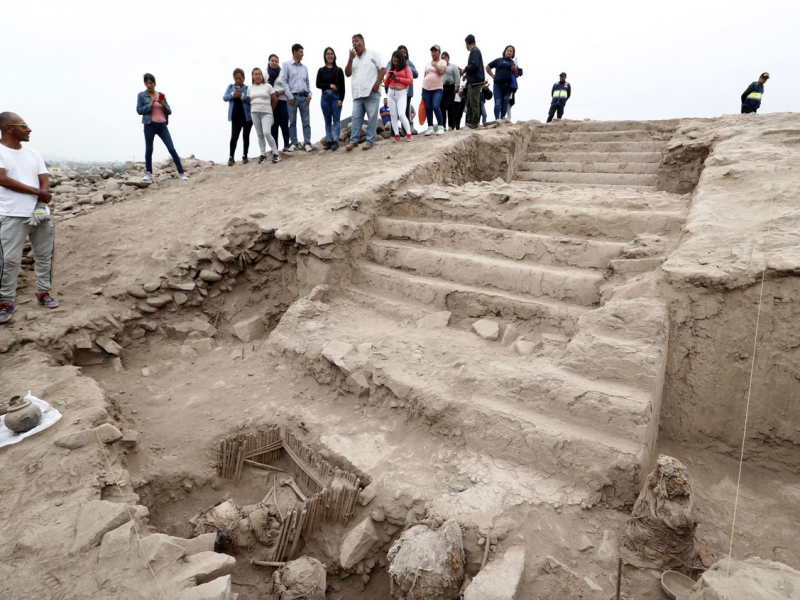 Desentierran momias milenarias en Perú