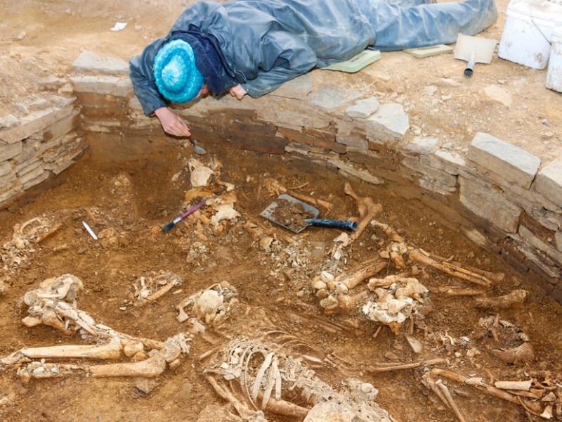 Desentierran tumba de 5 mil años en Reino Unido