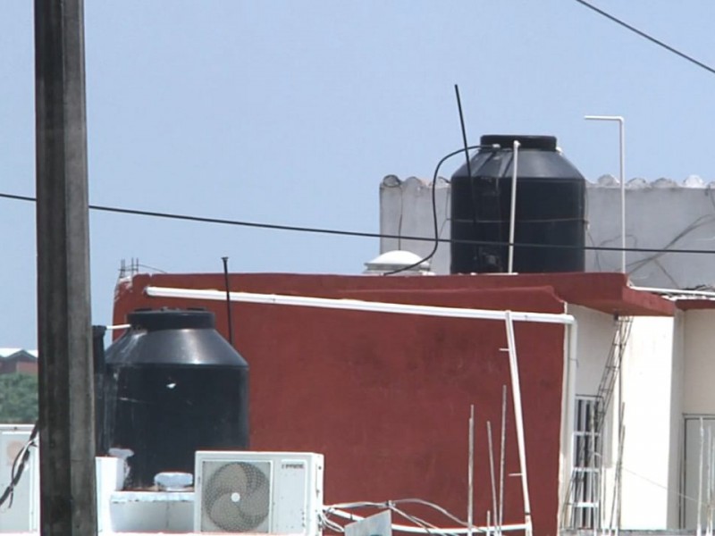 Desesperados por desabasto de agua, vecinos de Costa Dorada