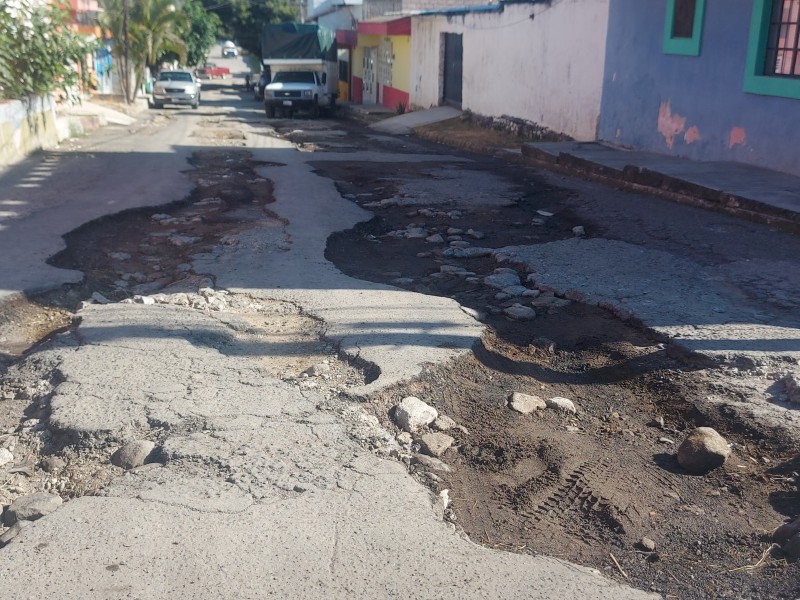 Desesperados vecinos de calle Copal piden rehabilitar su calle