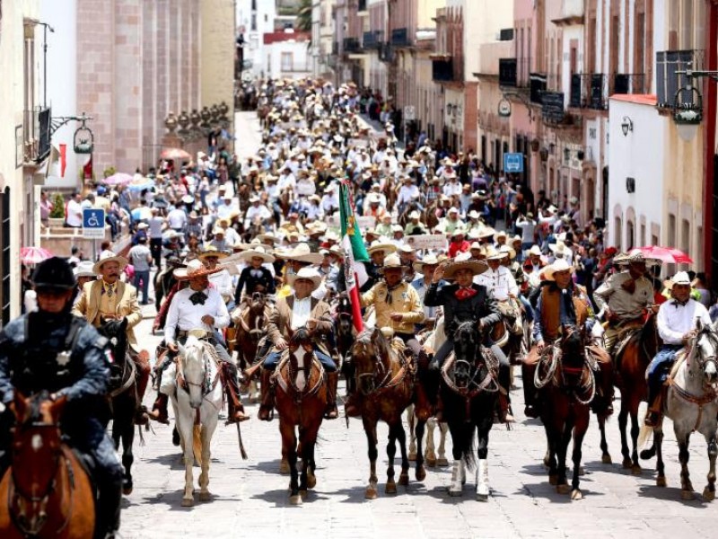 Desfila cabalgata Toma de Zacatecas por la capital