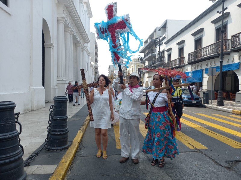 Desfilan artistas plásticos con cruces en Veracruz