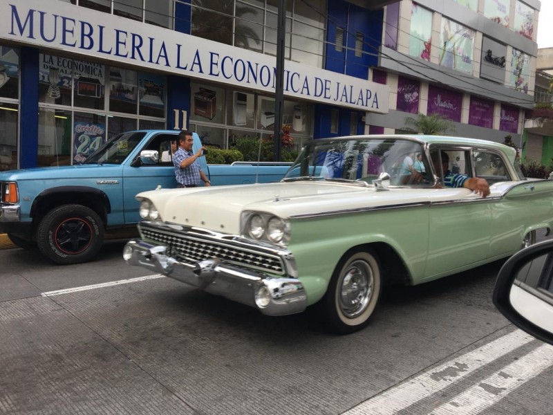 Desfilan autos antiguos en Xalapa